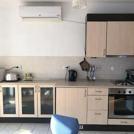 One Bedroom Flat With Garden And Barbeque شقة *