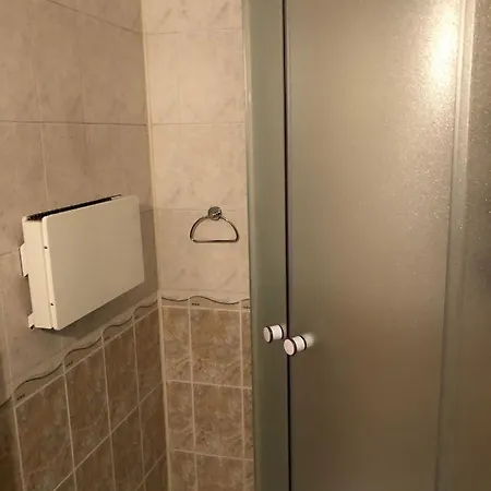 One Bedroom Flat With Garden And Barbeque *